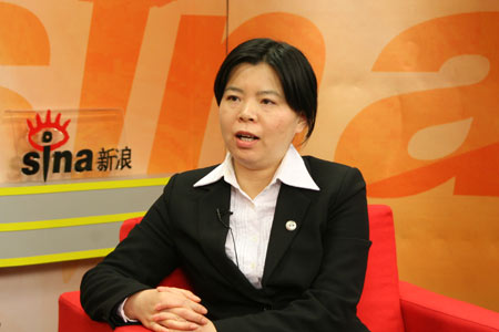 图:华安强化收益债券基金基金经理周丽萍3月6日做客财经会客厅,图片来源:新浪财经